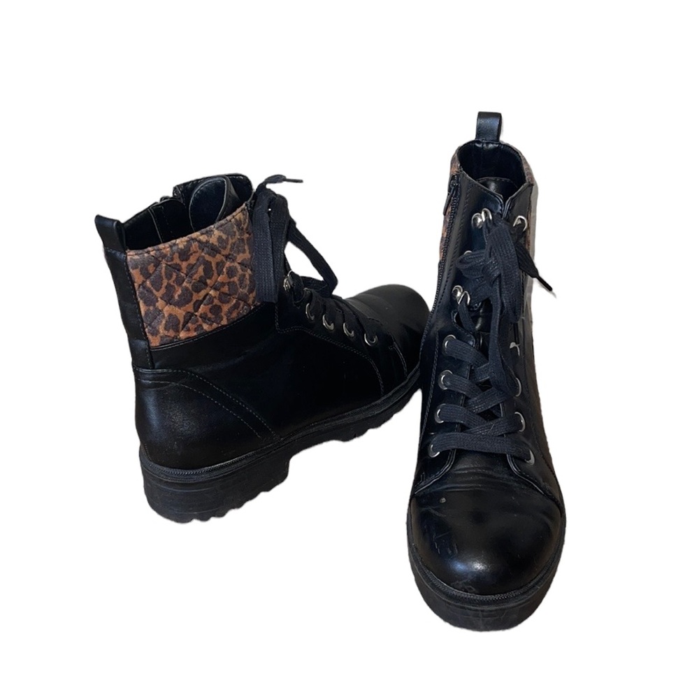 Black leather boots with Leopard detail